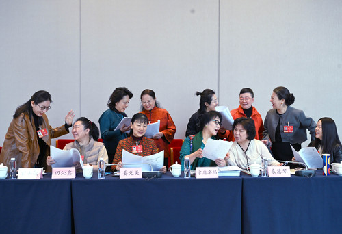 全国政协文艺界小组讨论会后，参会女委员围(9597486)-20260309084319