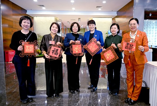 女委员们体验传统手工拓印技艺，展示自己的(9623504)-20260309153938