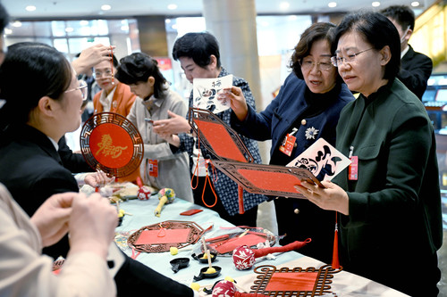 女委员们现场动手体验传统手工拓印技艺(9623498)-20260309153931