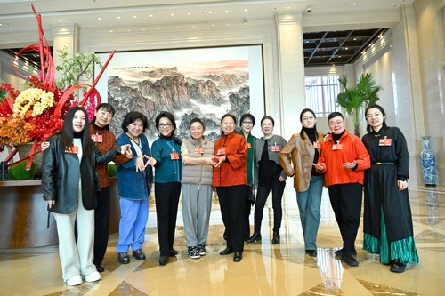 文艺界委员们一起合影留念。并用爱心手势，(9630337)-20260309153902