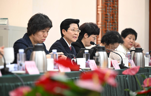 3月6日，高洁委员（左二）在小组讨论会上(9645148)-20260310095357