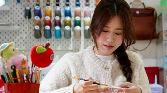 “手搓”点亮自由创意 年轻人巧手解锁生活新可能