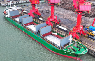 江苏张家港：抢卸化肥 助力春耕