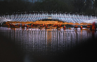 北京：“金龙”巡春亮马河