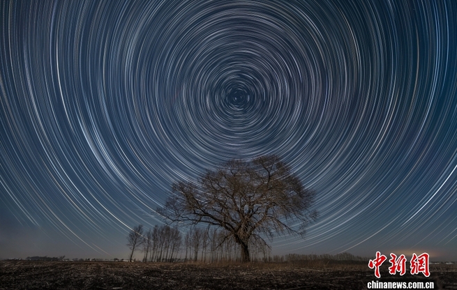 黑龙江林甸：草原现星轨奇观 繁星绘就“时光年轮”