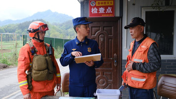 清明节前防火进行时