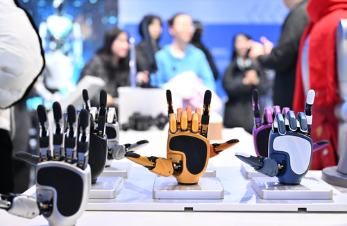 图为工作人员在展示灵巧手阵列。(9887529)-20260403105325