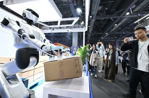 图为一款人形机器人进行货物搬运场景展示。(9887519)-20260403105348