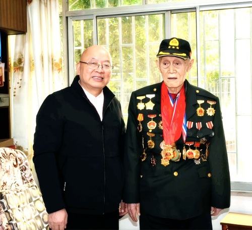 2025年11月，罗克家（右）接受庞国翔(9872361)-20260407093618