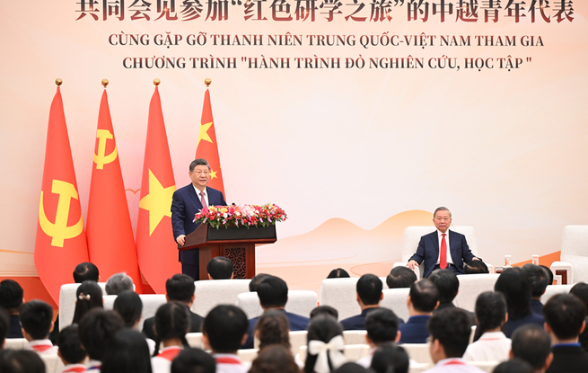 习近平同苏林共同会见中越青年代表