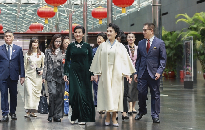 彭丽媛同越共中央总书记、国家主席夫人吴芳璃参观中国国家大剧院