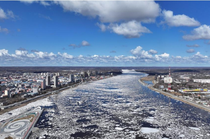 黑龙江上“跑冰排”