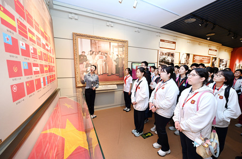 图为学生们参观“人民政协光辉历程”展。(10177436)-20260522161349