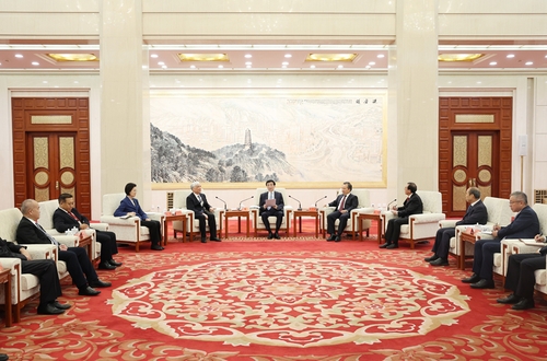 6月2日,中共中央政治局常委、全国政协主席王沪宁在北京与欧美同学会(中国留学人员联谊会)第九届理事会会长会成员座谈,并会见欧美同学会(中国留学人员联谊会)第二次全国会员代表大会代表。新华社记者 姚大伟 摄 6月2日,中共中央政治局常委、全国政协主席王沪宁在北京与欧美同学会(中国留学人员联谊会)第九届理事会会长会成员座谈,并会见欧美同学会(中国留学人员联谊会)第二次全国会员代表大会代表。新华社记者 姚大伟 摄