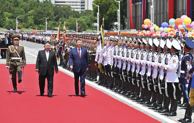 习近平出席金正恩举行的欢迎仪式