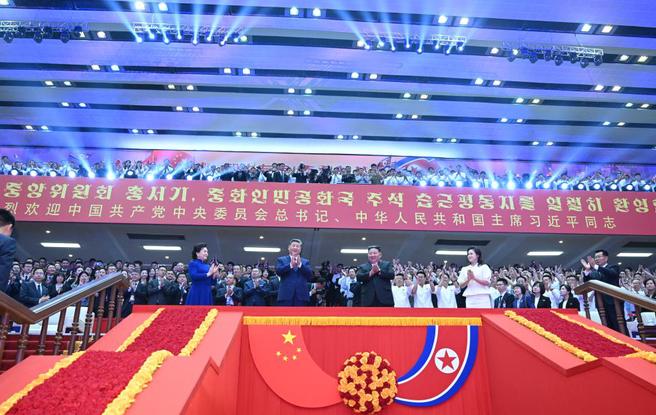 习近平和彭丽媛观看朝鲜专场文艺演出