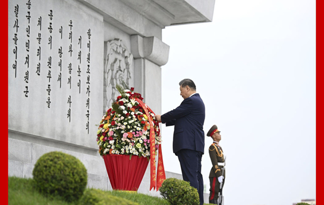 新华图讯丨习近平和彭丽媛参谒中朝友谊塔