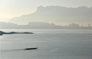 三峡坝前练龙舟