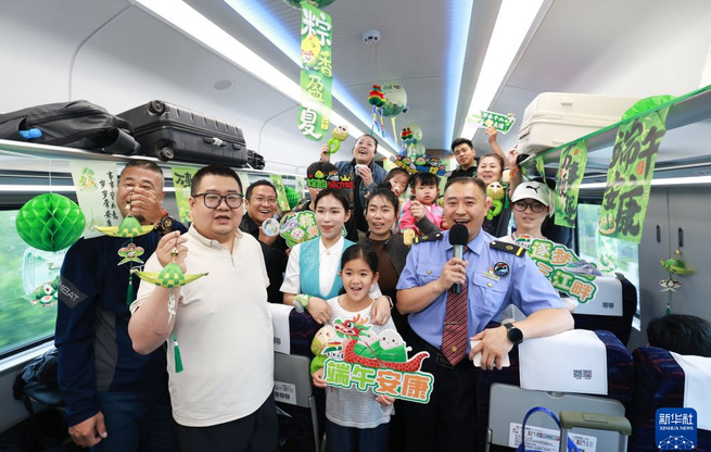 哈铁复兴号变身“端午流动民俗馆”