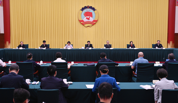 全国政协召开双周协商座谈会 围绕充分挖掘体育产业促进消费潜力协商议政 王沪宁主持