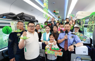 哈铁复兴号变身“端午流动民俗馆”