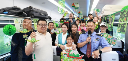 哈铁复兴号变身“端午流动民俗馆”