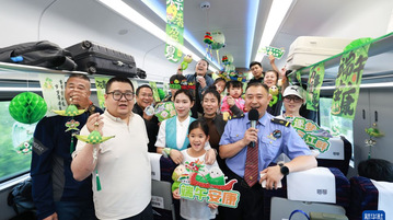 哈铁复兴号变身“端午流动民俗馆”