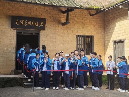 图为湖南省湘阴一中高一年级学生参观毛泽东(10459464)-20260629093832