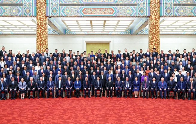 王沪宁会见第十一届世界华侨华人社团联谊大会全体代表