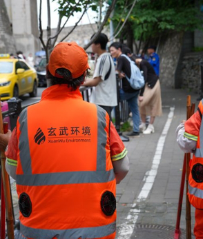 江苏南京：环卫工穿上“空调马甲”