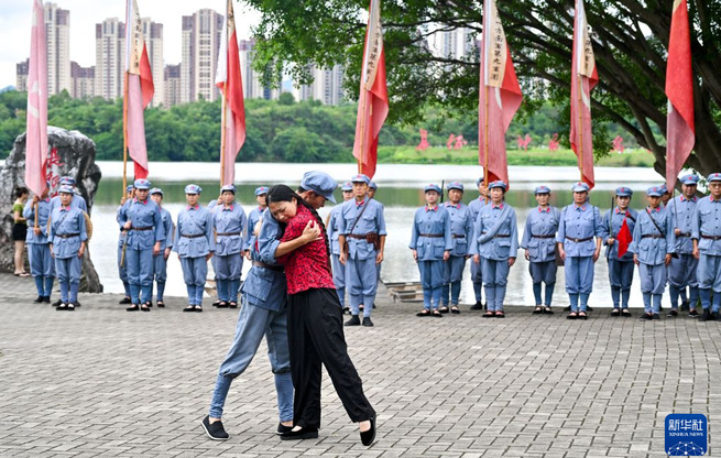 长征精神新画卷丨江西于都：长征渡口重现红军长征送别动人场景