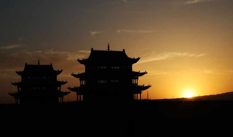 夕阳下的嘉峪关