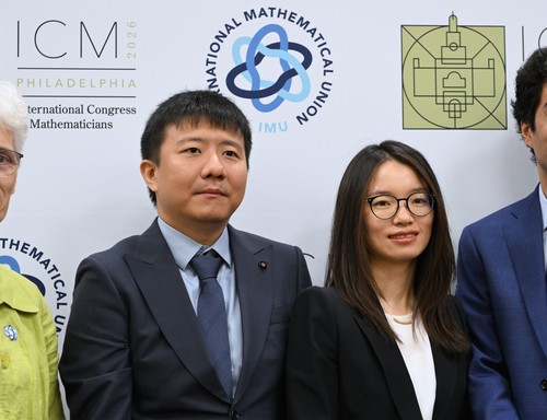 中国数学家邓煜、王虹获得菲尔兹奖(5)(10764114)-20260807171755 中国数学家邓煜、王虹获得菲尔兹奖(5)(10764114)-20260807171755