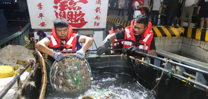 江苏连云港：开捕归来蟹满仓