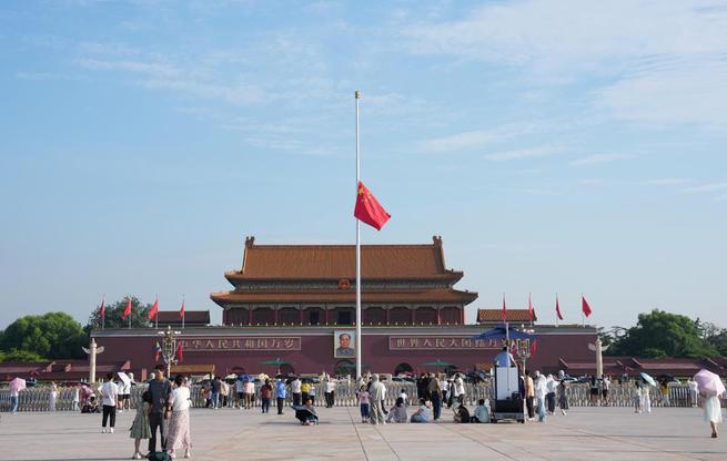 天安门下半旗悼念朱镕基同志