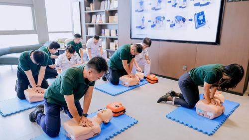 北京链家经纪人正在接受急救培训 北京链家经纪人正在接受急救培训