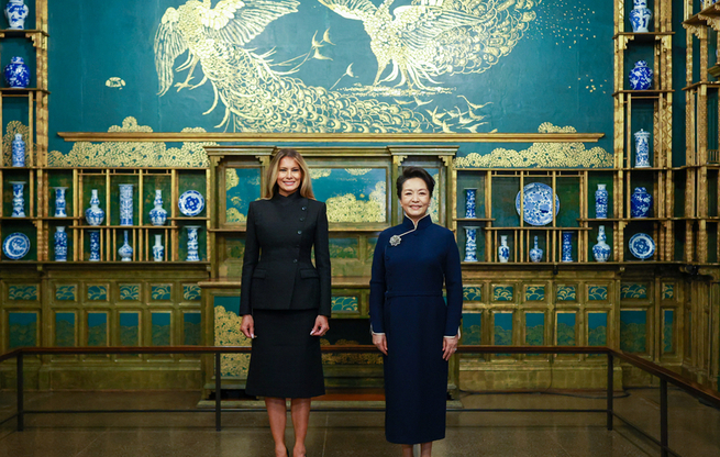 彭丽媛同美国总统特朗普夫人梅拉尼娅参观国立亚洲艺术博物馆