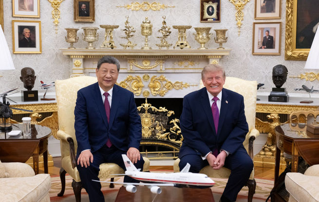习近平同美国总统特朗普小范围交流
