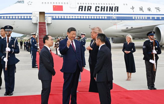特写丨美国总统首次赴机场迎接中国国家主席