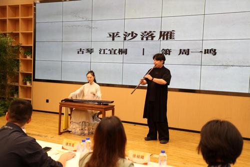 古琴艺术非遗传承人江宜桐与周一鸣演奏琴箫即兴合奏版《平沙落雁》 古琴艺术非遗传承人江宜桐与周一鸣演奏琴箫即兴合奏版《平沙落雁》