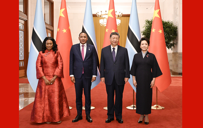 习近平同博茨瓦纳总统博科会谈