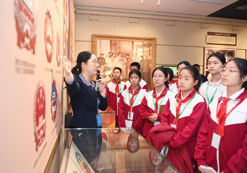 图为学生参观“人民政协光辉历程”展。本报(11253376)-20261019073400 图为学生参观“人民政协光辉历程”展。本报(11253376)-20261019073400