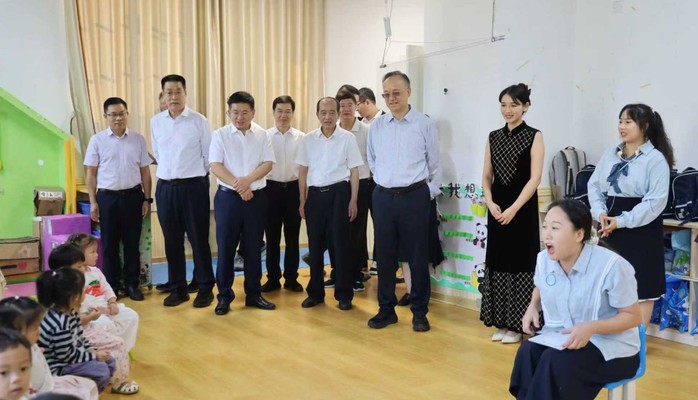 黄俊华在南宁、崇左调研时提出 优化生育支持政策和激励措施 加快构建生育友好型社会环境