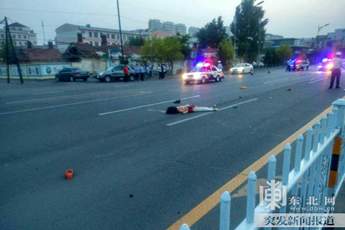 凌晨男女赤裸上身马路上吵架被撞双亡