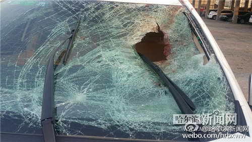 凌晨男女赤裸上身马路上吵架被撞双亡