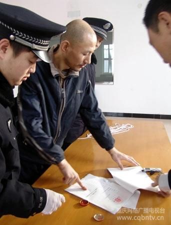 变态杀童狂——宫润伯　　在长达一年多的时间里，他先后诱骗并猥亵了11名儿童，更将其中6名幼童杀死并分尸。他一再挑战人性的残忍底限，直至生命的最后一刻，才流露出一丝暖意。2006年2月28日，东北佳木斯，这个叫宫润伯的男子，案发后给当地带来了爆炸性的恐慌。