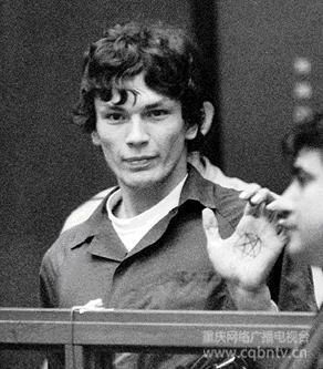 恶魔的首席门徒——Richard Ramirez 　　在 1984 年至 1985 年的一年里，洛杉矶和三藩市都被一片恐怖的气氛所笼罩，一切也是因为一名神秘的连环杀手所致。他喜欢偷偷在晚上潜入别人的家中，然后把成年的男性射杀或扼死，再把女性和小孩暴力强奸、杀害再肢解，在完事后则下他的标志——一个倒转的五角星，在墙上、在镜子上，甚至在死者身上