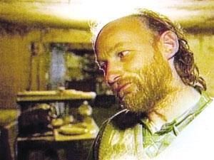 加拿大“猪场”杀手——罗伯特皮克顿　　现年58岁的皮克顿被捕前在温哥华市附近经营占地约7公顷的养猪场，兼营汽车回收业务。警方2002年2月因怀疑皮克顿非法窝藏枪支，在雨夜突击搜查他的养猪场,但意外发现了一些人类遗体遭肢解的痕迹,随之展开凶杀案调查。