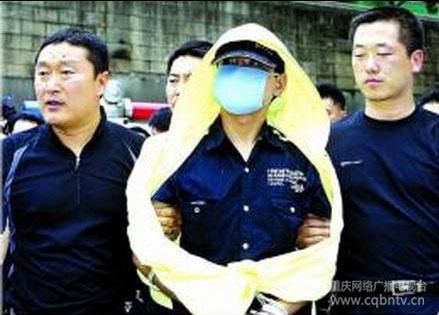 韩国头号变态杀人狂魔——柳永哲　　以低犯罪率著称于世的韩国上下被一名震惊世界的变态杀人狂魔惊呆了：一个名叫柳永哲的汉城男子接连猎杀了至少 19名汉城地区富裕阶层的老人、电话应召女郎和上门按摩女性，创下了韩国犯罪分子一人杀害人命的“最高纪录”，他专门在下雨的星期四寻找身穿白色衣服的女性下手，成为韩国史上头号连环杀人凶手。