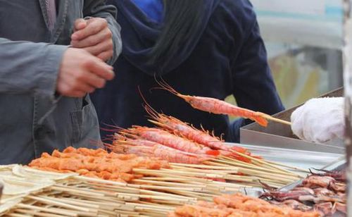 保存、运输方式不当，会使海鲜产生大量细菌、寄生虫。东方IC